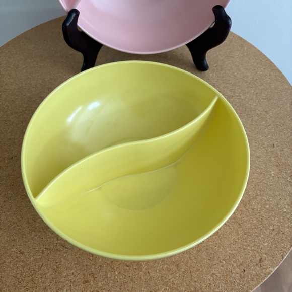 Pair of Vintage Mid-Century Marcrest Melmac Divided Bowls - Yellow & Pink - Picture 4 of 15